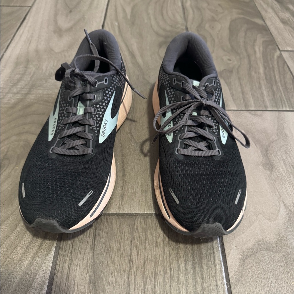 Brooks Women's Black and Gray Athletic Shoes